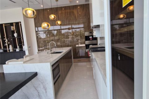 House in Lighthouse Point, Florida 5 bedrooms № 1994949 - photo 5