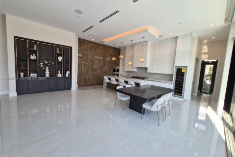 House in Lighthouse Point, Florida 5 bedrooms № 1994949 - photo 3