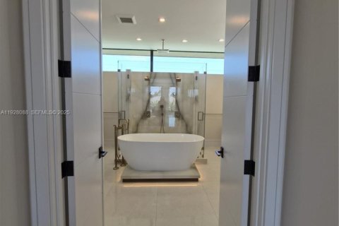 House in Lighthouse Point, Florida 5 bedrooms № 1994949 - photo 9