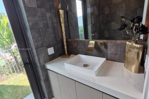 House in Lighthouse Point, Florida 5 bedrooms № 1994949 - photo 2