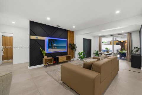 Villa ou maison à vendre à Miami, Floride: 4 chambres, 148.36 m2 № 1993249 - photo 13