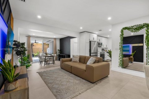 Villa ou maison à vendre à Miami, Floride: 4 chambres, 148.36 m2 № 1993249 - photo 12