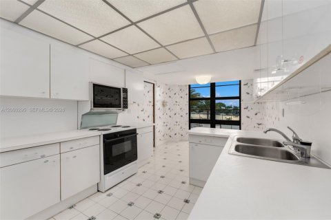 Condo in Miami Beach, Florida, 3 bedrooms  № 2065279 - photo 12