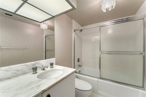 Condo in Miami Beach, Florida, 3 bedrooms  № 2065279 - photo 24