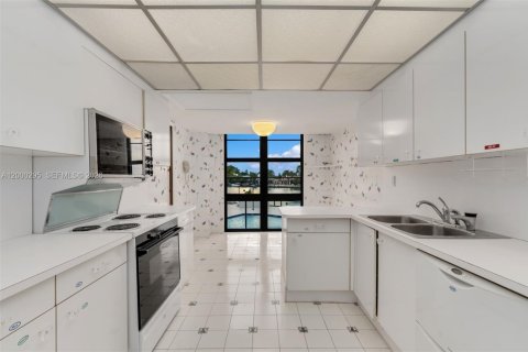 Condo in Miami Beach, Florida, 3 bedrooms  № 2065279 - photo 10