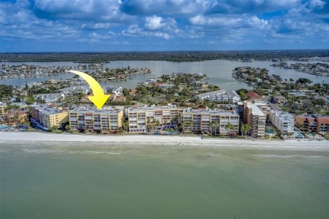Condominio en alquiler en North Redington Beach, Florida, 2 dormitorios, 114.27 m2 № 1919273 - foto 1