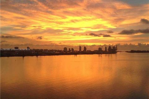 Condominio en alquiler en Miami, Florida, 2 dormitorios, 98.94 m2 № 1955388 - foto 16