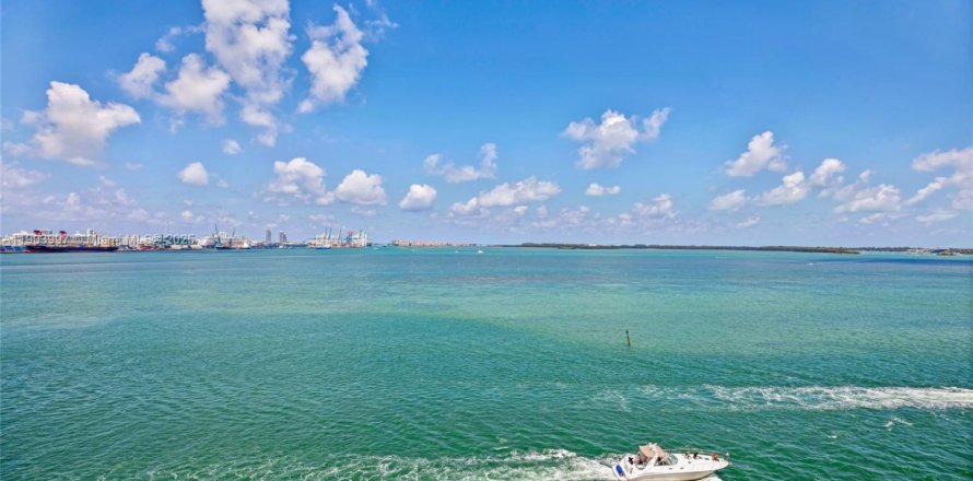 Condominio en Miami, Florida, 2 dormitorios № 1955388