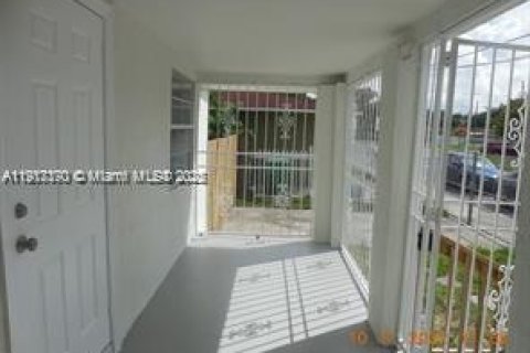 Villa ou maison à vendre à Miami, Floride: 3 chambres, 75.81 m2 № 2018649 - photo 4