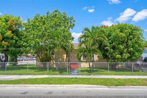 Villa ou maison à vendre à Hialeah, Floride: 3 chambres, 100.33 m2 № 2276750 - photo 2