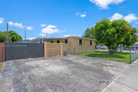 Villa ou maison à vendre à Hialeah, Floride: 3 chambres, 100.33 m2 № 2276750 - photo 5