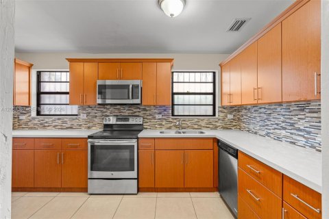 Villa ou maison à vendre à Hialeah, Floride: 3 chambres, 100.33 m2 № 2276750 - photo 14