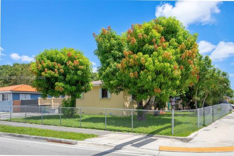Villa ou maison à vendre à Hialeah, Floride: 3 chambres, 100.33 m2 № 2276750 - photo 3