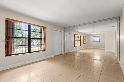 Villa ou maison à vendre à Hialeah, Floride: 3 chambres, 100.33 m2 № 2276750 - photo 12
