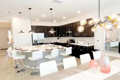 Casa en venta en Kissimmee, Florida, 6 dormitorios, 331.38 m2 № 2195451 - foto 2