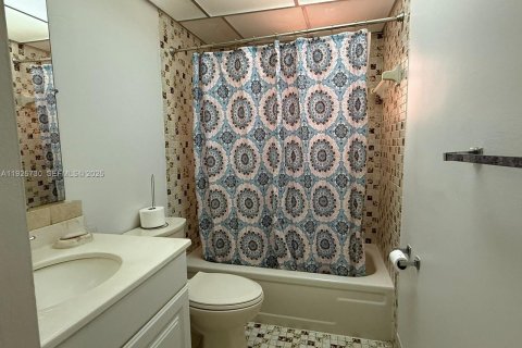 Condo in Miami, Florida, 2 bedrooms  № 2042209 - photo 5