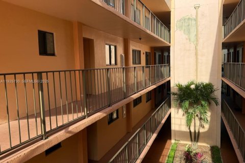 Condo in Miami, Florida, 2 bedrooms  № 2042209 - photo 10