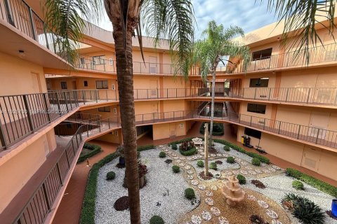 Condo in Miami, Florida, 2 bedrooms  № 2042209 - photo 12