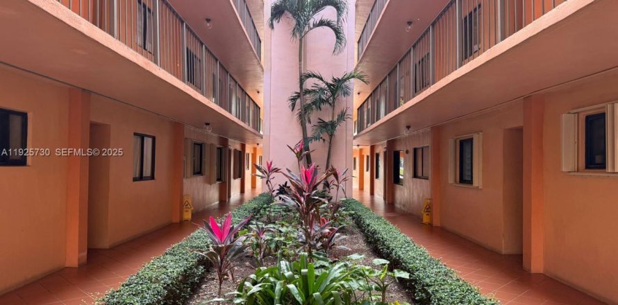 Condo in Miami, Florida, 2 bedrooms  № 2042209