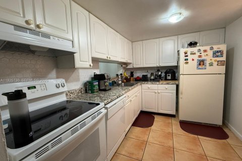 Condo in Miami, Florida, 2 bedrooms  № 2042209 - photo 3