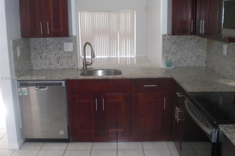 Villa ou maison à louer à Plantation, Floride: 2 chambres, 133.04 m2 № 2170947 - photo 2