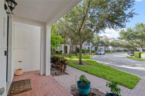 Снять в аренду таунхаус в Мирамар, Флорида 3 спальни, 185.8м2, № 2047728 - фото 2