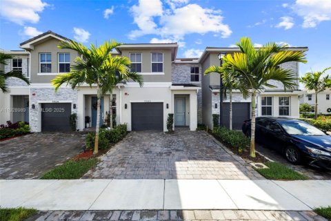 Townhouse in Pembroke Pines, Florida 3 bedrooms, 190.36 sq.m. № 1988738 - photo 1