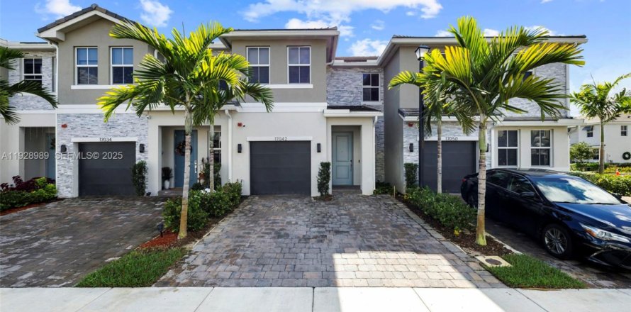 Townhouse in Pembroke Pines, Florida 3 bedrooms, 190.36 sq.m. № 1988738