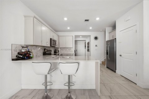 Townhouse in Pembroke Pines, Florida 3 bedrooms, 190.36 sq.m. № 1988738 - photo 12