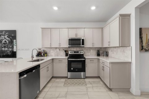 Townhouse in Pembroke Pines, Florida 3 bedrooms, 190.36 sq.m. № 1988738 - photo 7