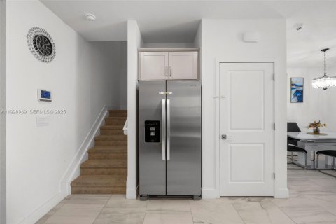 Townhouse in Pembroke Pines, Florida 3 bedrooms, 190.36 sq.m. № 1988738 - photo 10
