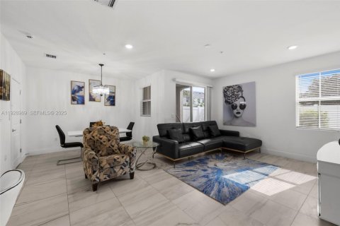 Townhouse in Pembroke Pines, Florida 3 bedrooms, 190.36 sq.m. № 1988738 - photo 18