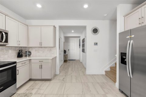 Townhouse in Pembroke Pines, Florida 3 bedrooms, 190.36 sq.m. № 1988738 - photo 9