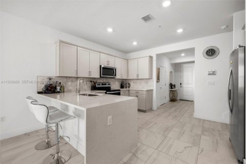 Townhouse in Pembroke Pines, Florida 3 bedrooms, 190.36 sq.m. № 1988738 - photo 11