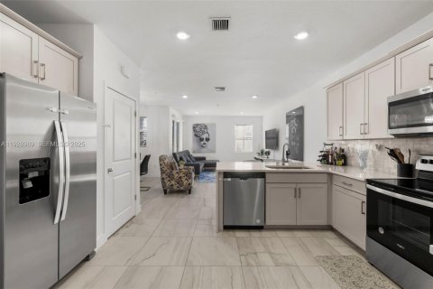 Townhouse in Pembroke Pines, Florida 3 bedrooms, 190.36 sq.m. № 1988738 - photo 6