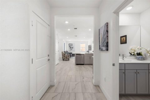 Townhouse in Pembroke Pines, Florida 3 bedrooms, 190.36 sq.m. № 1988738 - photo 3