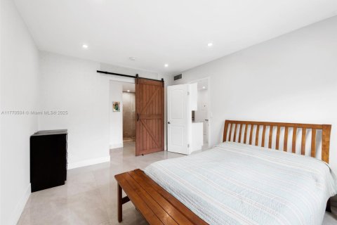 Condo in Hallandale Beach, Florida, 2 bedrooms  № 1867911 - photo 11