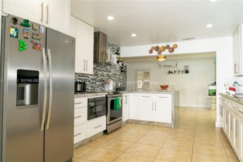 Villa ou maison à vendre à Pembroke Pines, Floride: 4 chambres, 218.78 m2 № 1989435 - photo 9