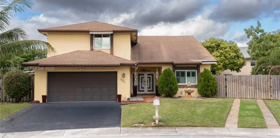 Villa ou maison à Pembroke Pines, Floride 4 chambres, 218.78 m2 № 1989435