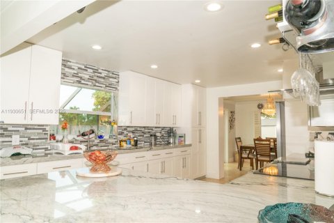 Villa ou maison à vendre à Pembroke Pines, Floride: 4 chambres, 218.78 m2 № 1989435 - photo 11