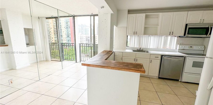 Condo in Sunny Isles Beach, Florida, 2 bedrooms № 1936852