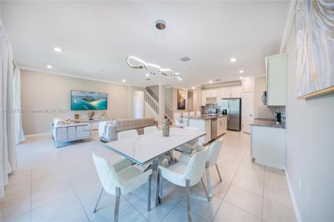 Villa ou maison à vendre à Tamarac, Floride: 5 chambres, 265.7 m2 № 1962686 - photo 4