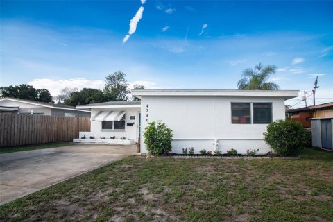 House in Pinellas Park, Florida 3 bedrooms, 124.21 sq.m. № 2199894 - photo 3