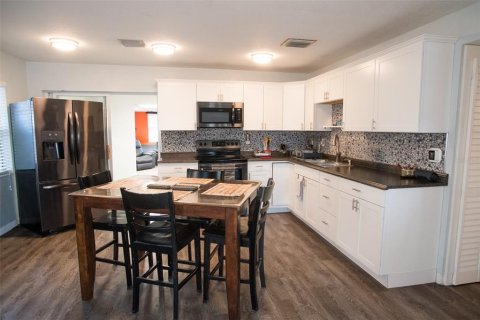 House in Pinellas Park, Florida 3 bedrooms, 124.21 sq.m. № 2199894 - photo 10