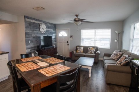 House in Pinellas Park, Florida 3 bedrooms, 124.21 sq.m. № 2199894 - photo 8