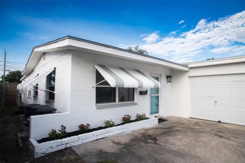House in Pinellas Park, Florida 3 bedrooms, 124.21 sq.m. № 2199894 - photo 7