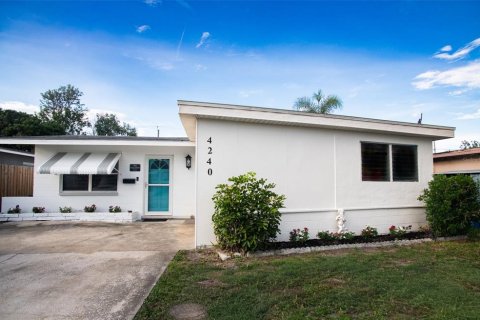 House in Pinellas Park, Florida 3 bedrooms, 124.21 sq.m. № 2199894