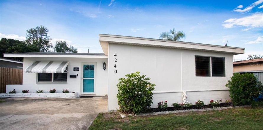 House in Pinellas Park, Florida 3 bedrooms, 124.21 sq.m. № 2199894