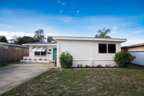 House in Pinellas Park, Florida 3 bedrooms, 124.21 sq.m. № 2199894 - photo 2