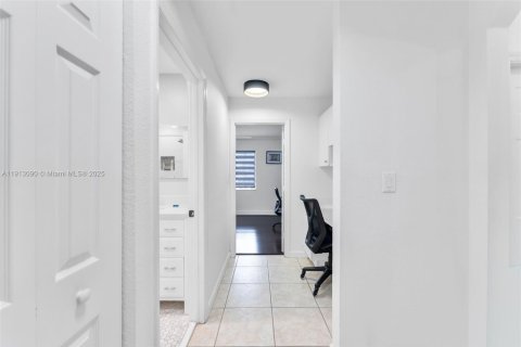 House in Miami, Florida 3 bedrooms, 183.76 sq.m. № 1968432 - photo 14